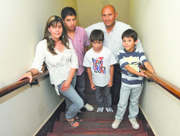 EN FAMILIA. Rodríguez junto a su esposa Mabel y sus hijos Santiago, Juan Cruz y Tomás